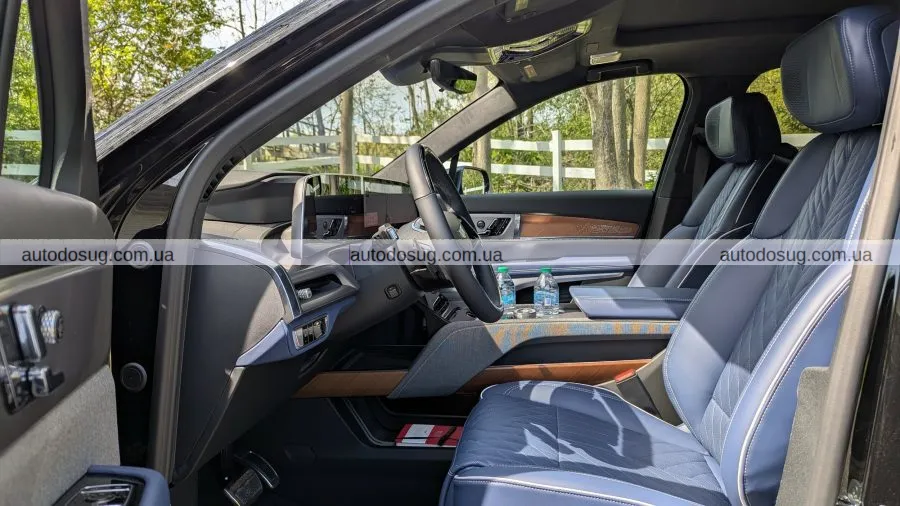 Cadillac презентує Vistiq: новий електричний SUV з трьома рядами сидінь