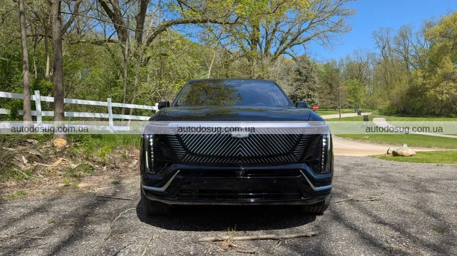 Cadillac презентує Vistiq: новий електричний SUV з трьома рядами сидінь