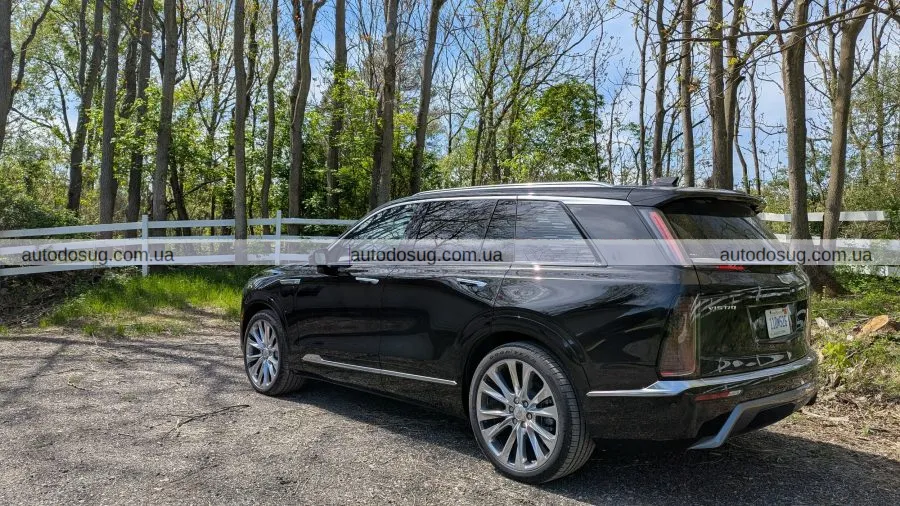 Cadillac презентує Vistiq: новий електричний SUV з трьома рядами сидінь