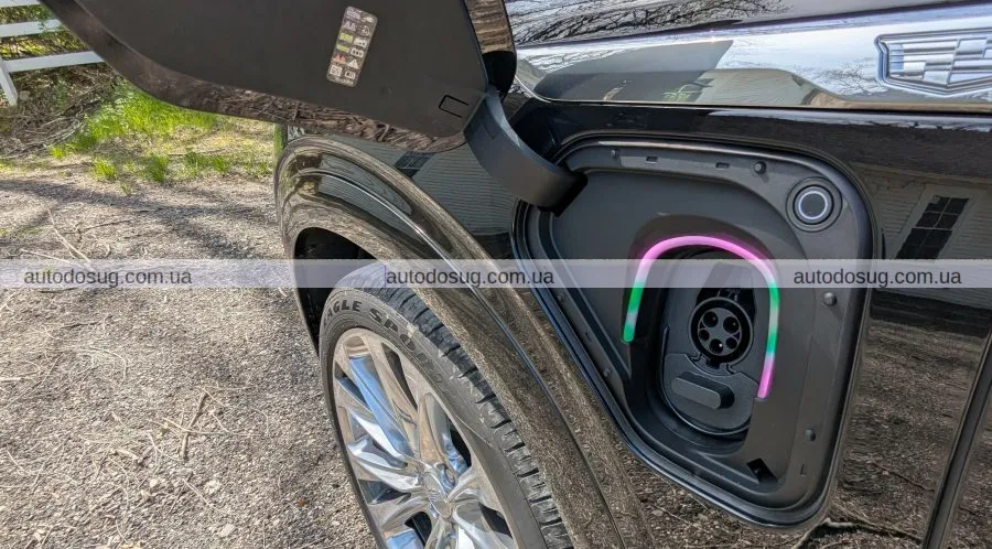 Cadillac презентує Vistiq: новий електричний SUV з трьома рядами сидінь