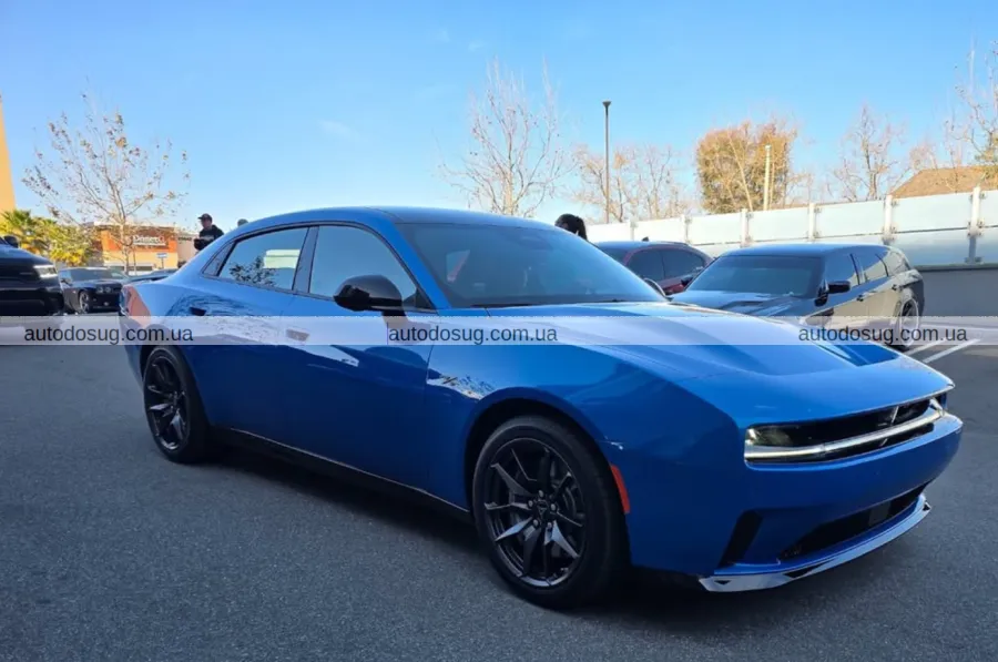 Dodge Charger Daytona EV дебютував у чотиридверному виконанні в Каліфорнії