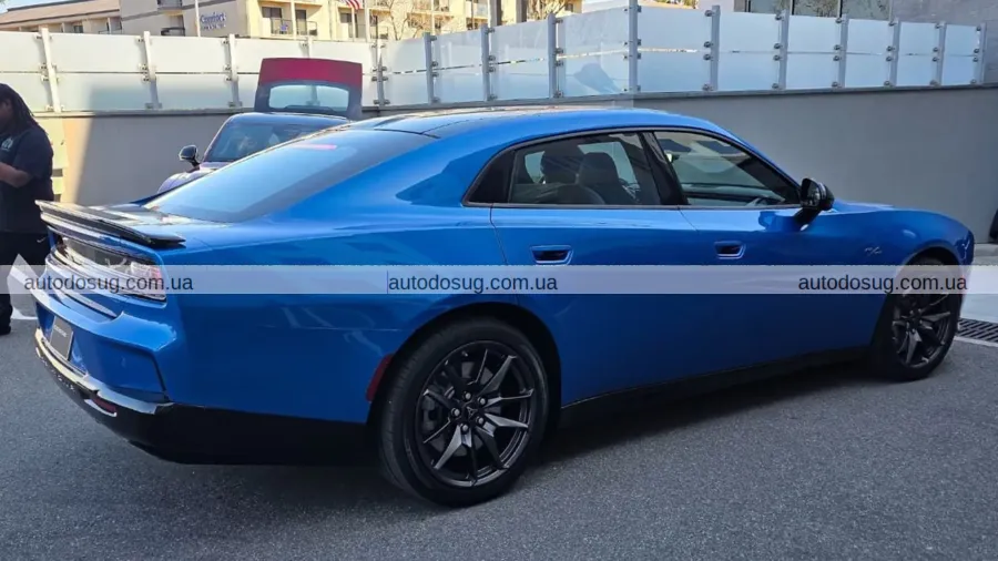 Dodge Charger Daytona EV дебютував у чотиридверному виконанні в Каліфорнії
