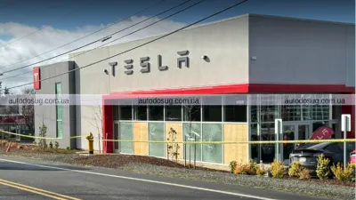 Дилерський центр Tesla потрапив під обстріл вдруге