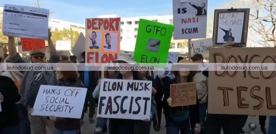 ФБР попереджає американців про зростання атак на Tesla та її автосалони