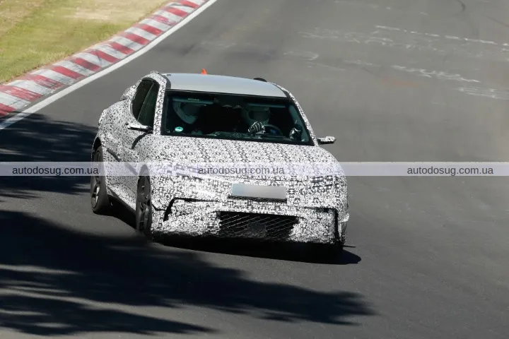 Genesis GV60 Magma виходить на трек і кидає виклик Porsche 911 GT3 RS