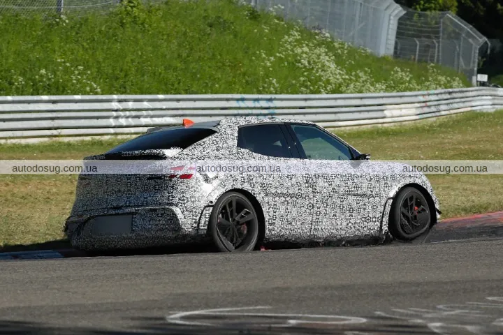 Genesis GV60 Magma виходить на трек і кидає виклик Porsche 911 GT3 RS