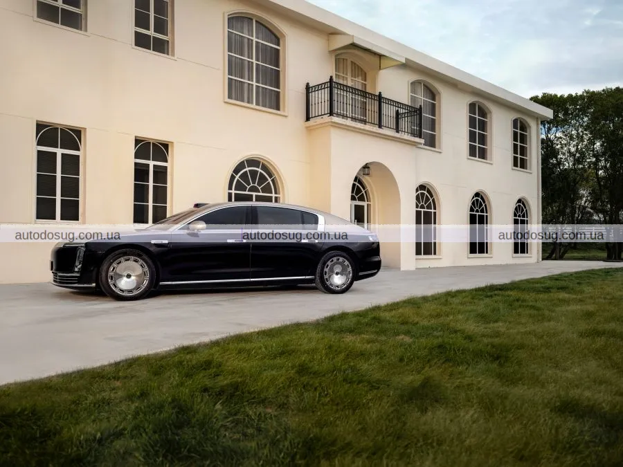 Huawei привертає натовпи до розкішного електроседана Luxeed EH3