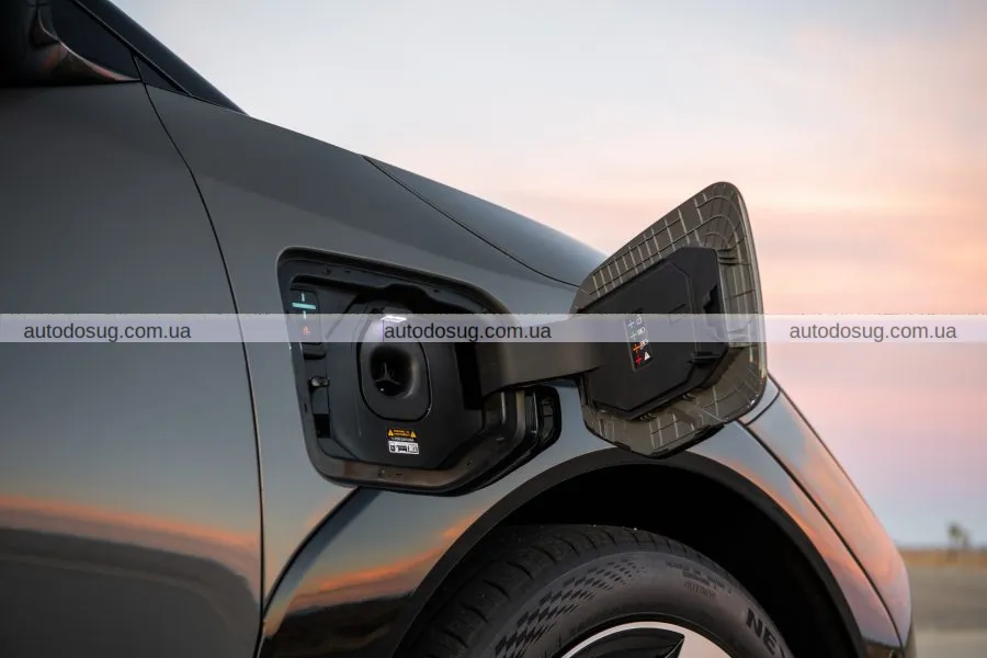 Kia EV4 2026 кидає виклик Tesla Model 3