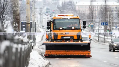 Київ засипало снігом: на дорогах працює снігоприбиральна техніка