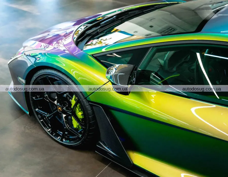 Lamborghini вразила найсміливішим відтінком за всю історію