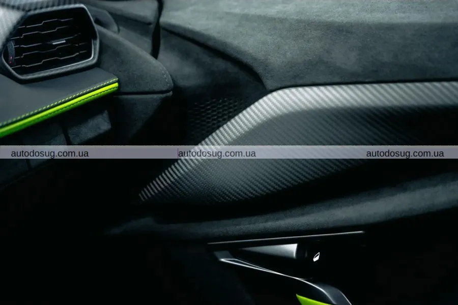 Lamborghini вразила найсміливішим відтінком за всю історію