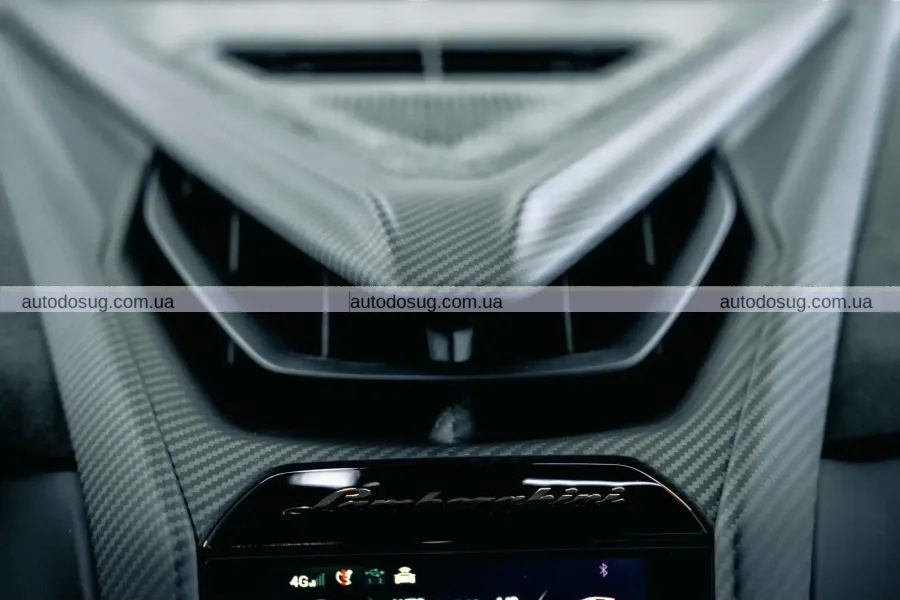 Lamborghini вразила найсміливішим відтінком за всю історію