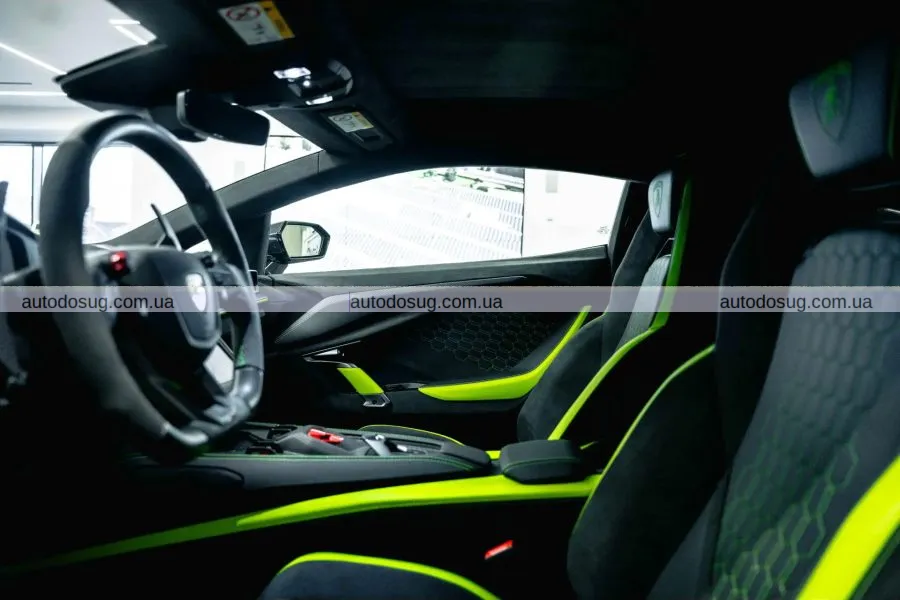 Lamborghini вразила найсміливішим відтінком за всю історію