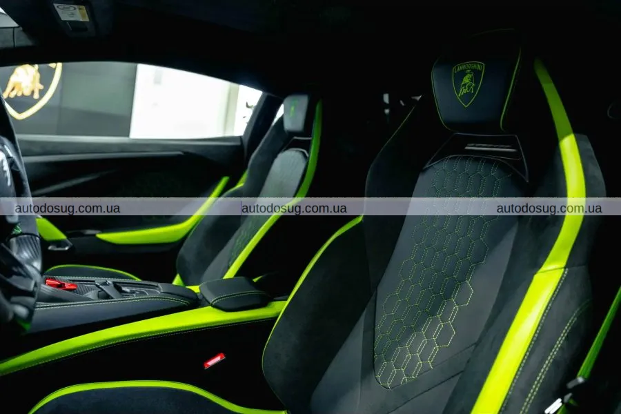 Lamborghini вразила найсміливішим відтінком за всю історію