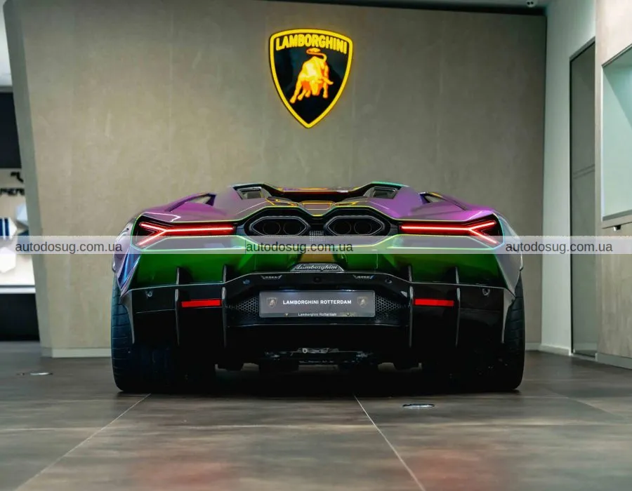 Lamborghini вразила найсміливішим відтінком за всю історію