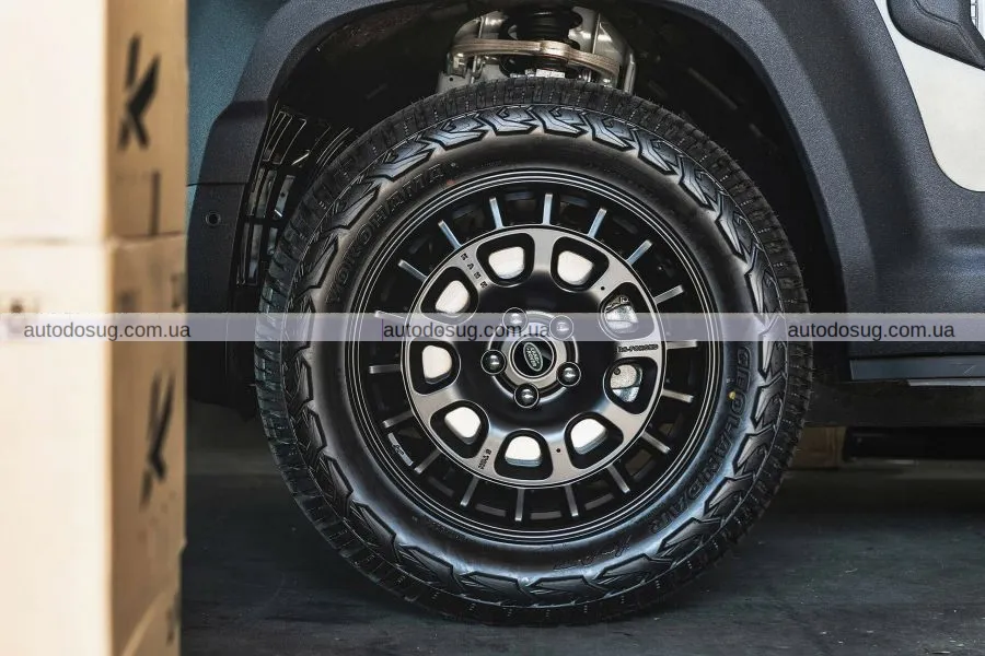 Land Rover Defender змінює обличчя