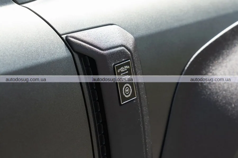 Land Rover Defender змінює обличчя