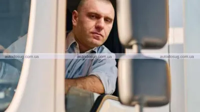 Малюк за кермом вантажівки виглядає атмосферно