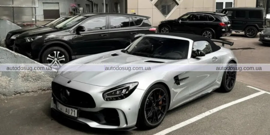 Mercedes-AMG GT R Roadster з’являється в Києві і дивує своїм характером