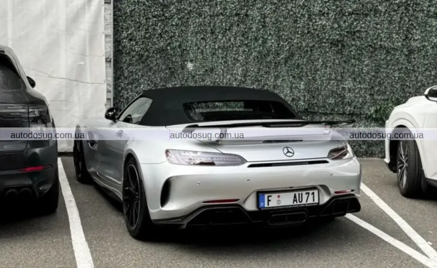 Mercedes-AMG GT R Roadster з’являється в Києві і дивує своїм характером