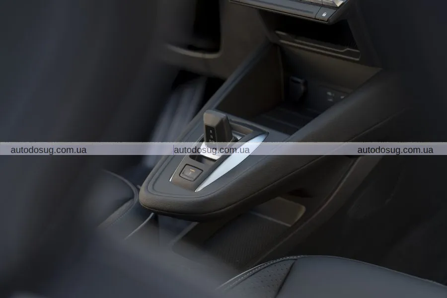 Mitsubishi презентує новий гібридний кросовер із французьким акцентом