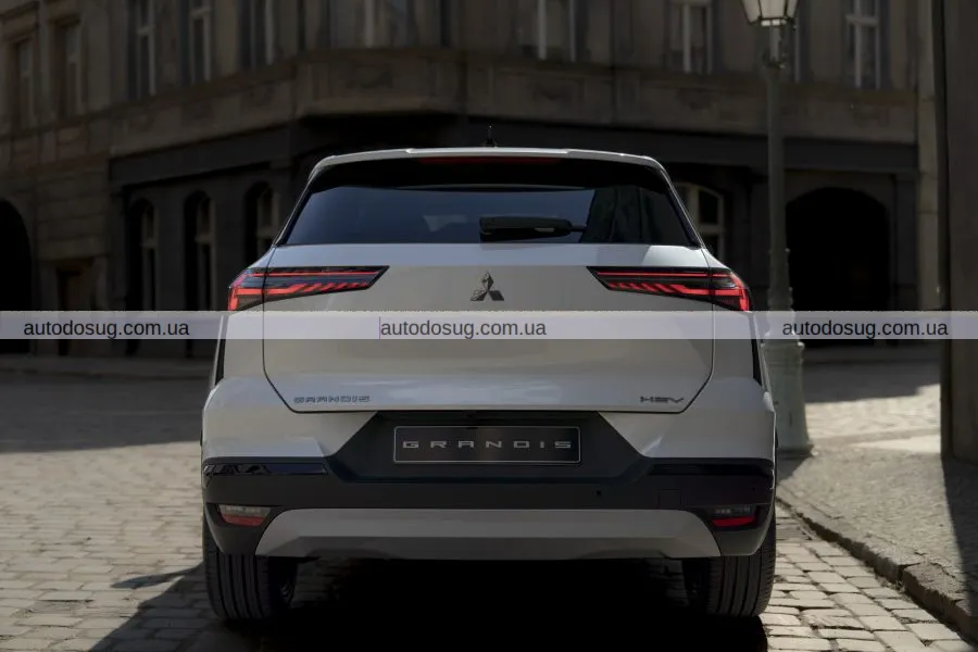 Mitsubishi презентує новий гібридний кросовер із французьким акцентом