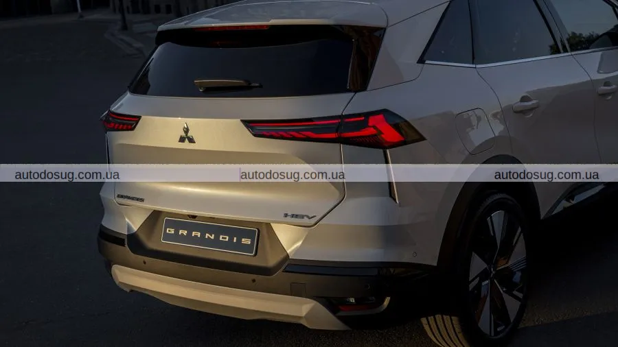 Mitsubishi презентує новий гібридний кросовер із французьким акцентом