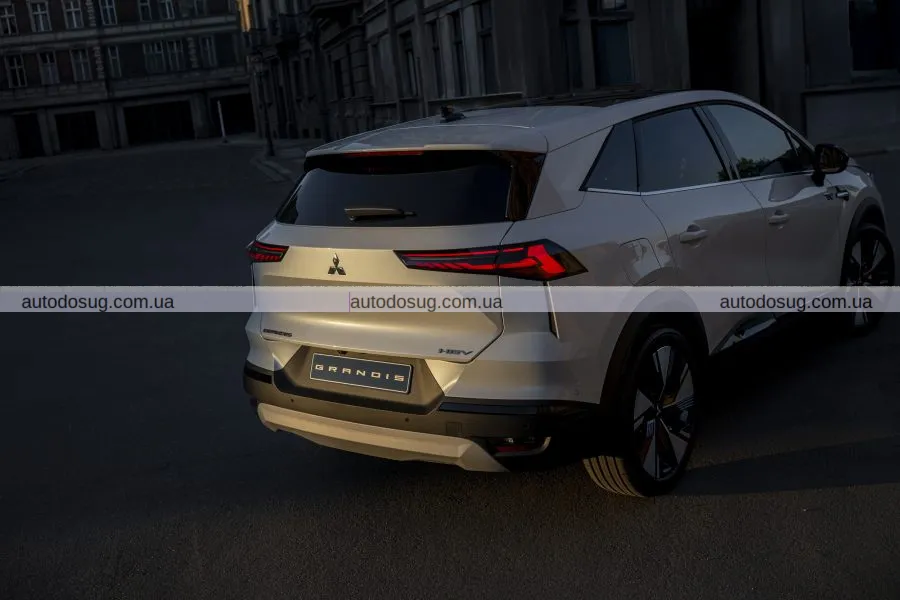 Mitsubishi презентує новий гібридний кросовер із французьким акцентом