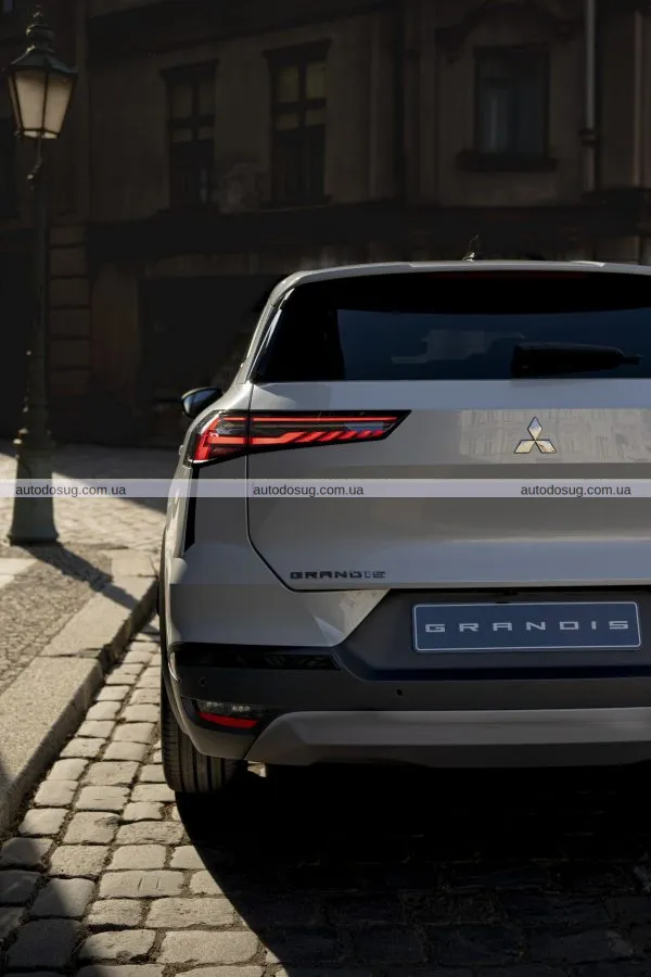 Mitsubishi презентує новий гібридний кросовер із французьким акцентом