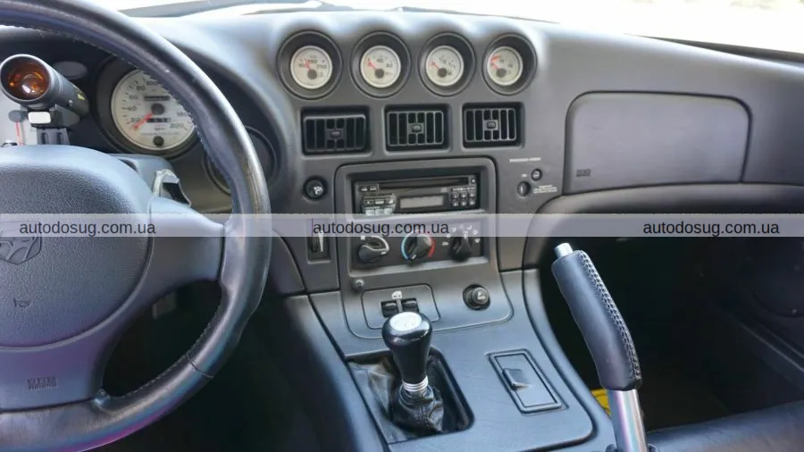 Модифікований Dodge Viper 2002 року з пробігом 7 тис. миль приголомшує яскравими фарбами