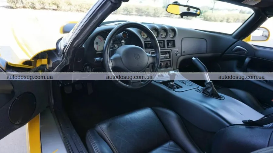 Модифікований Dodge Viper 2002 року з пробігом 7 тис. миль приголомшує яскравими фарбами