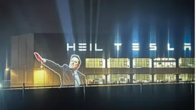 На фасаді заводу Tesla спроєктували зображення Маска, що демонструє нацистське вітання