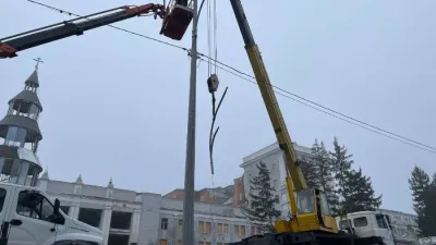 На Харківському шосе знову загорілися ліхтарі: комунальники працюють над відновленням