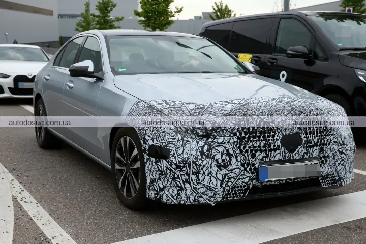 Оновлений Mercedes C-Class 2026 року демонструє делікатний підхід до фейсліфту