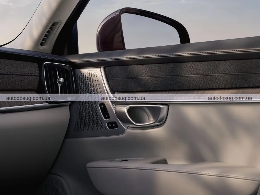 Оновлений седан Volvo S90 2025 залишиться поза межами більшості ринків