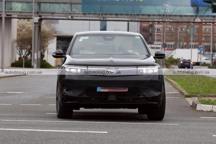 Opel готує спортивний електричний кросовер Grandland GSe