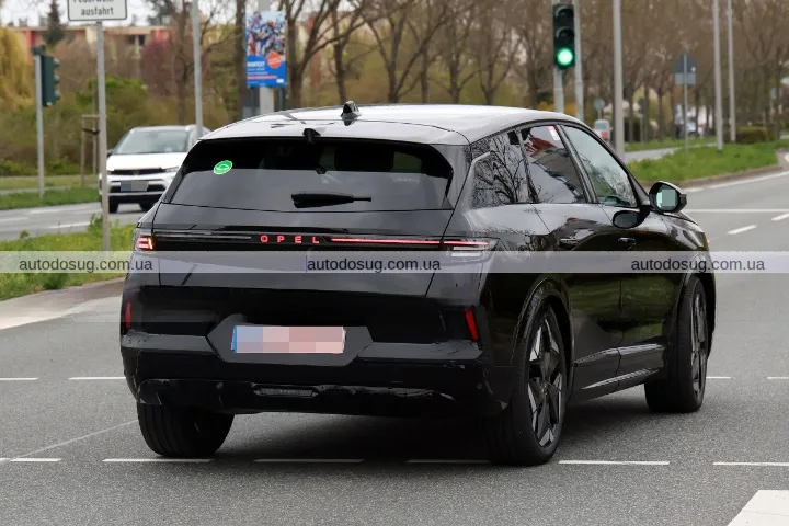 Opel готує спортивний електричний кросовер Grandland GSe