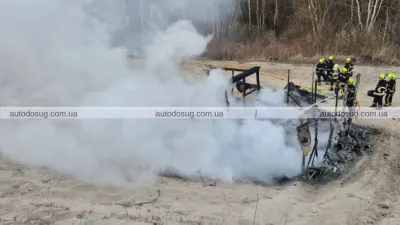 Пожежа на Позняках: горіли дерев'яна споруда та автомобільні покришки