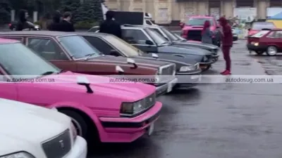 Ретро-автівки збирають глядачів у самому серці Харкова