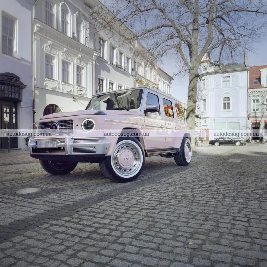Рожевий G-Wagen виглядає дико зовні та ще дикіше всередині