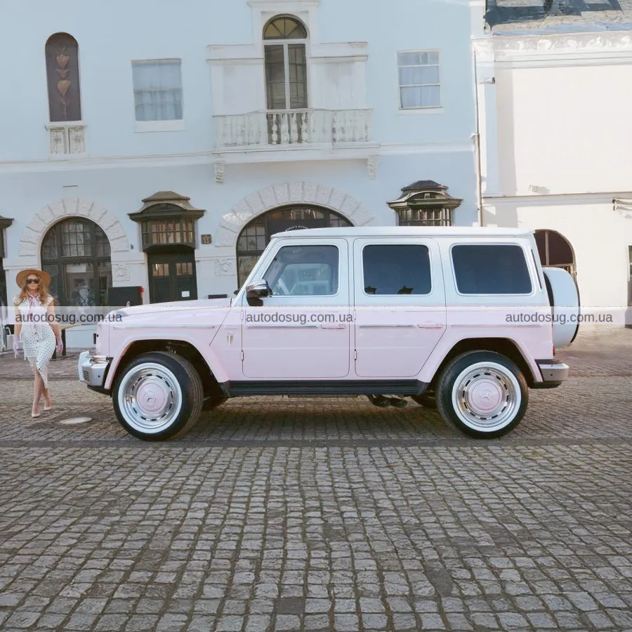 Рожевий G-Wagen виглядає дико зовні та ще дикіше всередині