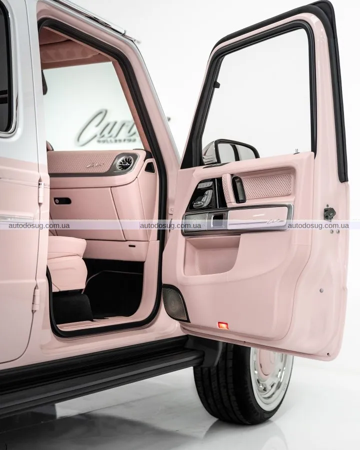 Рожевий G-Wagen виглядає дико зовні та ще дикіше всередині
