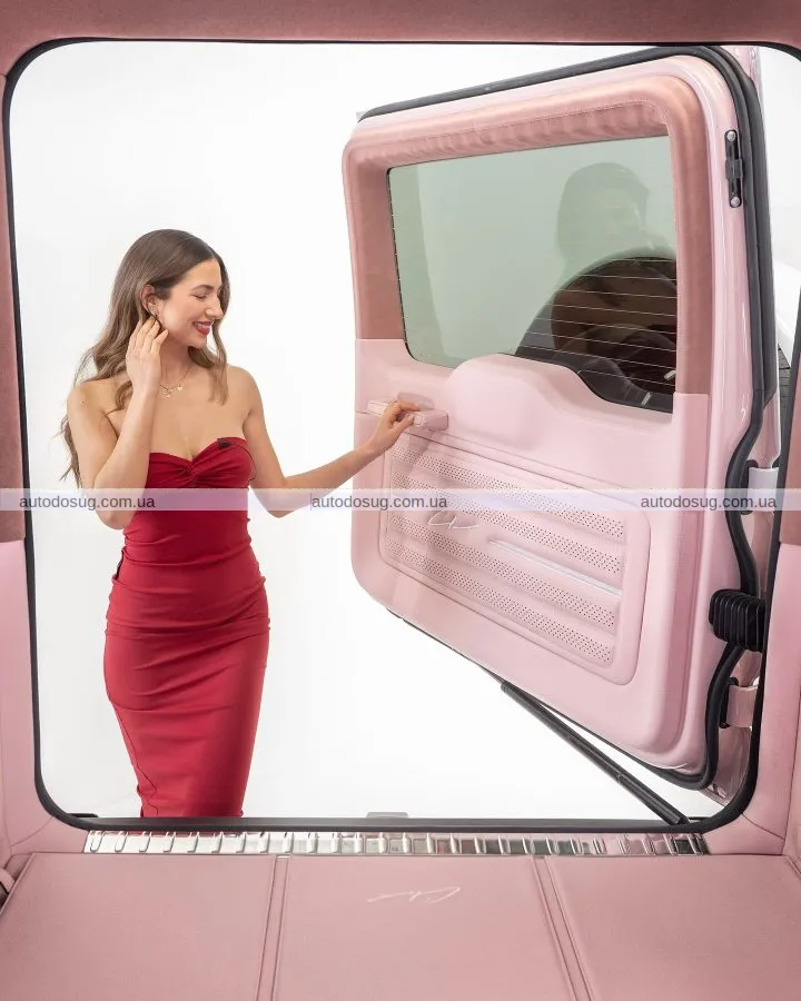 Рожевий G-Wagen виглядає дико зовні та ще дикіше всередині