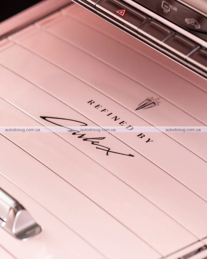 Рожевий G-Wagen виглядає дико зовні та ще дикіше всередині