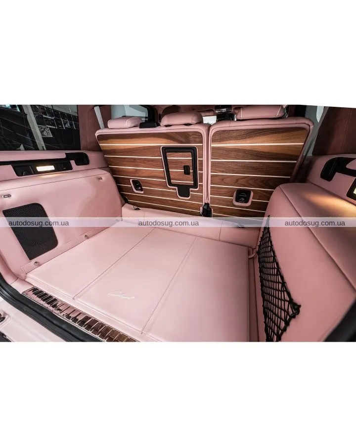 Рожевий G-Wagen виглядає дико зовні та ще дикіше всередині