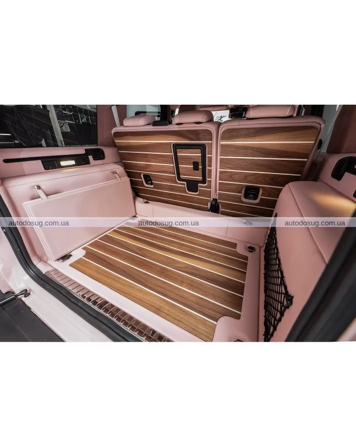 Рожевий G-Wagen виглядає дико зовні та ще дикіше всередині