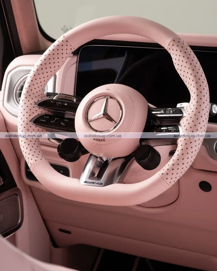 Рожевий G-Wagen виглядає дико зовні та ще дикіше всередині