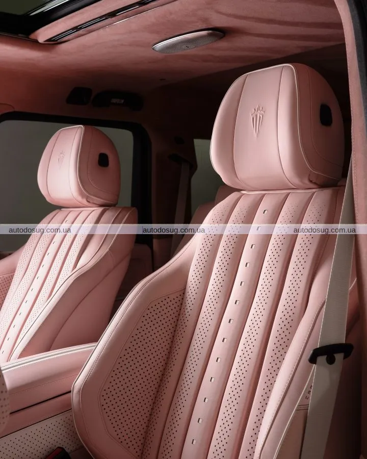 Рожевий G-Wagen виглядає дико зовні та ще дикіше всередині