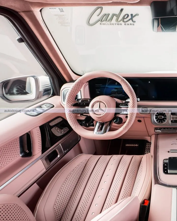Рожевий G-Wagen виглядає дико зовні та ще дикіше всередині