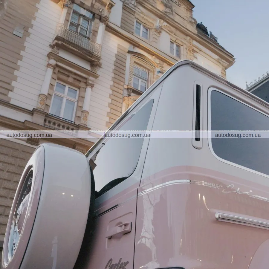 Рожевий G-Wagen виглядає дико зовні та ще дикіше всередині